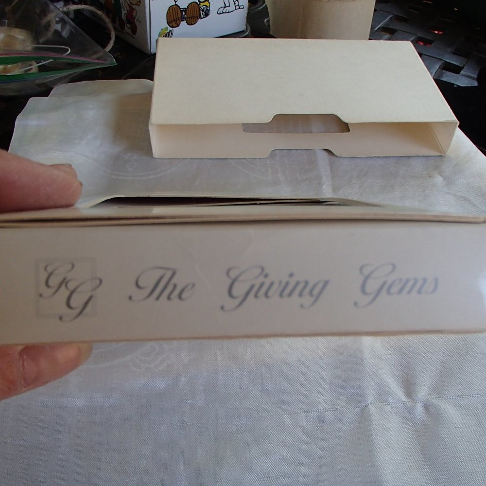 The Giving Gems Lucoral Museum Hawaii Sterling Silver Cage, Chain & 12 Gemstones - Picture 13 of 16